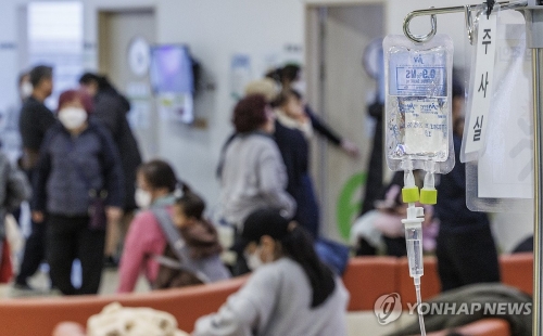 독감 유행으로 인해 붐비는 병원