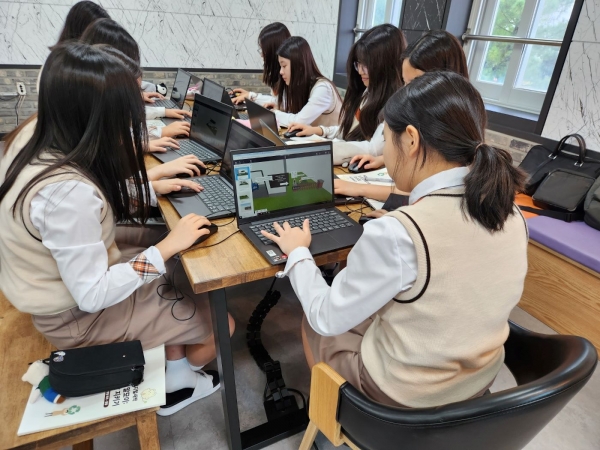 테크빌교육이 목포시 목포혜인여자중학교에서 '말모이 데이터로 우리말 지키기'를 주제로 디지털새싹 캠프를 진행했다.