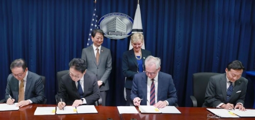 ] 8일(현지시각) 미국 워싱턴 D.C. 에너지부 회의실에서 안덕근 산업통상자원부 장관과 제니퍼 그랜홈 미 에너지부 장관이 임석한 가운데 '한·미 원자력 수출 및 협력 원칙에 관한 기관 간 약정(MOU) 체결식이 열리고 있다.
