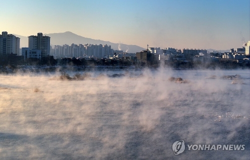 강원 내륙과 산지 곳곳의 아침 최저기온이 영하 20도 아래로 뚝 떨어지며 올겨울 최강 한파가 닥친 10일 오전 강원 춘천시 소양강에 짙은 물안개가 피어오르고 있다.