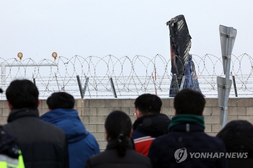 제주항공 참사 2주째인 11일 오전 무안국제공항에서 유가족들이 사고 현장을 찾아 기체를 바라보고 있다.