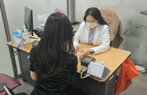▲ 성동구보선소 '대사증후군 전문 관리센터'에서 구민들이 만성질환 예방을 위해 대사증후군 관리를 받는 모습 [사진= 성동구 제공]