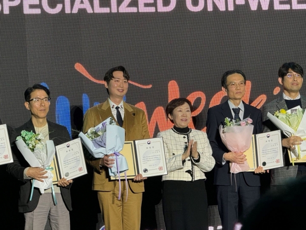 (왼쪽에서 두 번쨰)인하대학교 이영우 반도체시스템공학과 교수가 첨단산업 특성화 대학지원 사업에서 교육부장관상을 받고 기념사진을 촬영하고 있다.