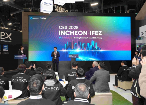 (현지 시간) 1월 7일 CES 2025 현장에서 윤원석 인천경제청장이 IFEZ의 스마트시티 서비스와 스마트시티 이니셔티브를 통한 미래 비전을 발표하고 있다.