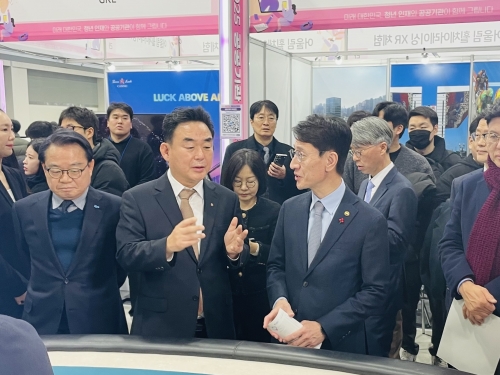 ▲ 강원랜드 홍보부스를 방문한 최철규 강원랜드 대표이사직무대행, 김윤상 기획재정부 제2차관 [사진= 강원랜드 제공]
