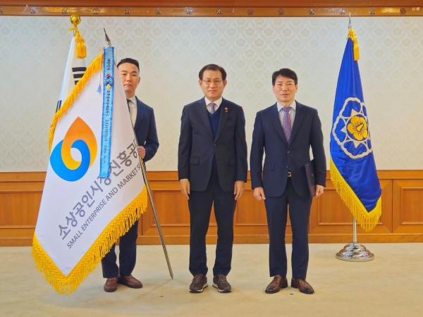 13일 소상공인시장진흥공단(이사장 박성효)이 규제개혁 유공으로 단체부문 국무총리 표창을 수상했다. 사진은 왼쪽부터 소진공 한승재 금융총괄팀장, 국무조정실 남형기 국무2차장, 소진공 권대수 부이사장