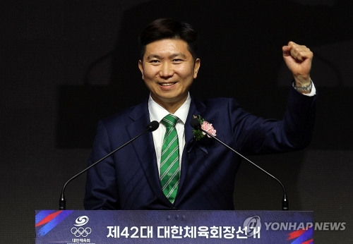 제42대 대한체육회장으로 당선된 유승민이 14일 오후 서울 송파구 올림픽공원 올림픽홀에서 열린 제42대 대한체육회장선거에서 당선 소감을 밝히고 있다.
