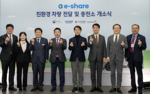 (왼쪽부터) 권인욱 경기사회복지공동모금회 회장, 김해정 행복드림 시설장, 최병갑 파주부시장, 박정 국회의원, 김완섭 환경부 장관, 김동욱 현대차그룹 부사장, 조명환 월드비전 회장, 유명곤 행복더하기 대표이사가 기념 촬영을 하는 모습