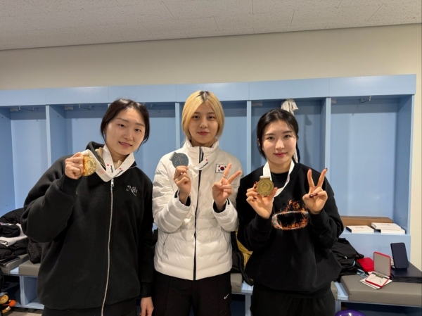 (왼쪽부터) 성남시청 직장운동부 빙상팀 소속 최민정, 김건희, 김길리 선수가 제 106회 전국통계체육대회 메달과 함께 기념사진을 찍고 있다.