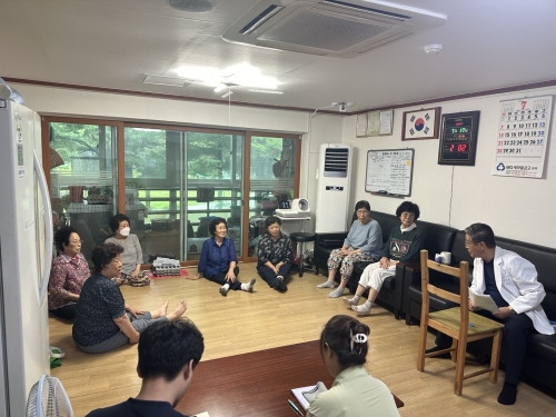 ▲ 성동구 관내 17개 동 경로당에서 '찾아가는 건강교육' 진행하는 모습 [사진= 성동구 제공]