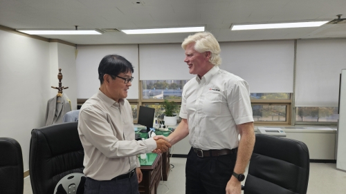 (왼쪽부터) 권용일 KGM 기술연구소장, 토드 앤더슨 피니아 연구개발부문총괄부사장