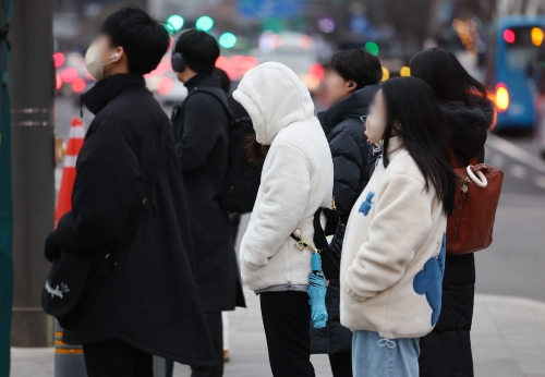 서울 아침 기온이 영하 5도까지 떨어지며 한파가 계속된 16일 오전 서울 광화문네거리에서 시민들이 신호를 기다리고 있다.