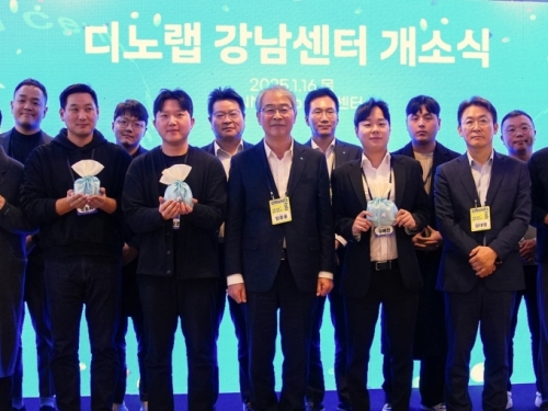 임종룡 우리금융그룹 회장(첫번째줄  가운데)을 비롯해 금융위원회, 우리벤처파트너스, 우리금융캐피탈, 한국핀테크지원센터, 한국성장금융투자운용 관계자와 디노랩 38개 기업이 참석했다. [사진=우리금융]