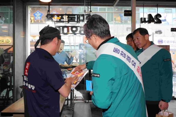 이진찬 성남부시장과 시청 관계자들이 17일 야탑동 소재 음식점을 대상으로 화재예방 캠페인을 벌이고 있다.