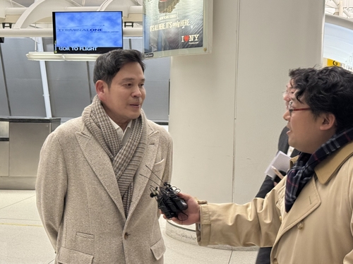 정용진 신세계그룹 회장(왼쪽)이 18일(현지시간) 미국 뉴욕 JFK국제공항을 통해 입국해 기자들을 만나고 있다.