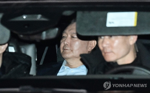내란 우두머리 혐의로 고위공직자범죄수사처에 체포된 윤석열 대통령이 15일 오후 경기 과천시 공수처에서 조사를 마치고 서울구치소로 이동하고 있다.
