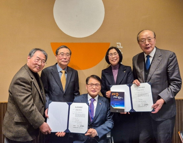 차흥봉 전 복지부 장관 등 저자 3명과 한국장애인고용공단 이종성 이사장, 한국장애인개발원 이경혜 원장이 기념촬영을 하고 있다.