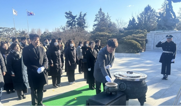 국립서울현충원 참배 모습(사진제공=경기도교육청율곡연수원)