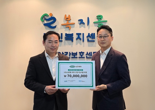 삼진제약 건강기능식품 전달식에서 (왼쪽부터)남경태 인천서구사회복지협회 회장, 조용국 공공의료복지네트워크 국장이 기념 촬영을 하고 있다.