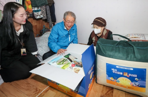지난 20일 임종룡 우리금융그룹 회장 겸 우리금융미래재단 이사장(가운데)이 서울시 중구에 거주하는 독거 어르신 가정을 방문해 '우리금융 福 꾸러미'를 전달했다.[사진=우리금융그룹]