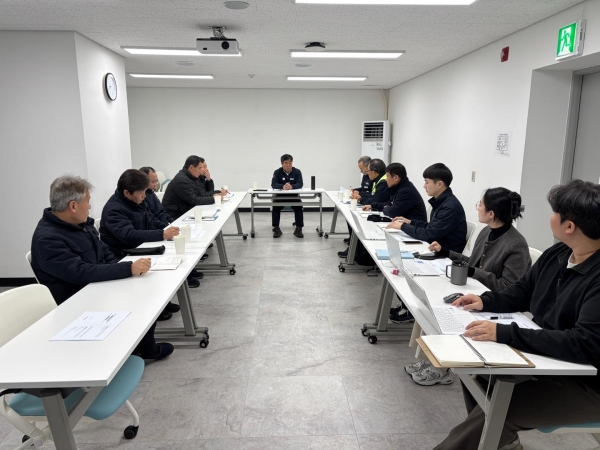 코레일테크 조대식 대표이사가 사업소장들과 함께 '설 명절 대수송기간 대비 서비스 품질 점검 회의'를 진행하고 있다.