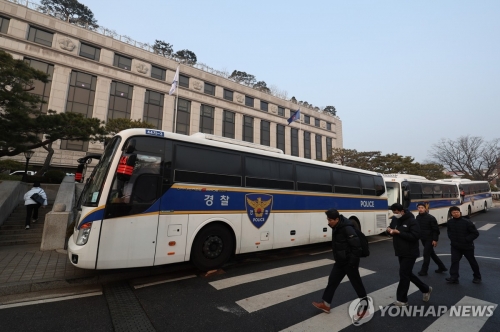윤석열 대통령이 탄핵 심판 3차 변론에 출석할 것으로 알려진 21일 서울 종로구 헌법재판소 안에 경찰 버스가 세워져 있다.