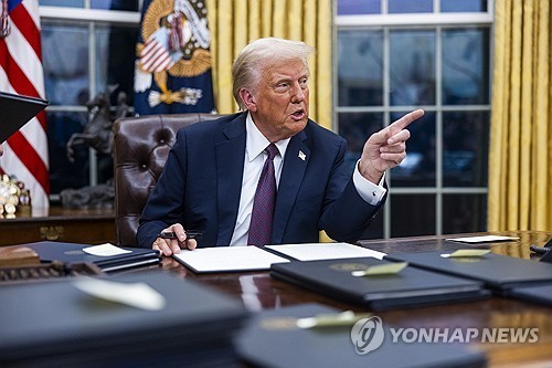 행정명령 서명하는 트럼프 대통령