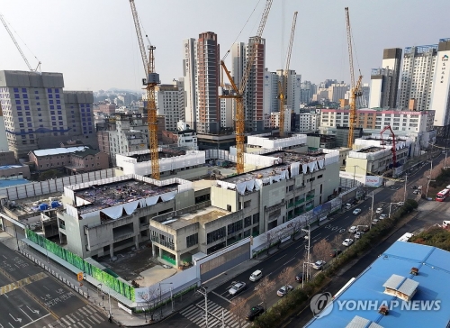 최근 연이은 중견건설사의 도산으로 건설업계가 긴장하고 있다. 사진은 한 지방 건설현장.[연합]
