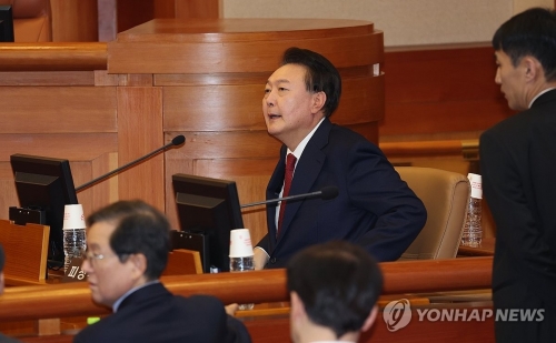 윤석열 대통령이 21일 오후 서울 종로구 헌법재판소에서 열리는 탄핵심판 3차 변론에 출석하고 있다.