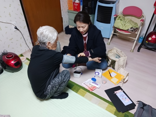 ▲ 마을간호사가 어르신 댁을 방문에 건강 관리를 하고 있는 모습 [사진= 성동구 제공]