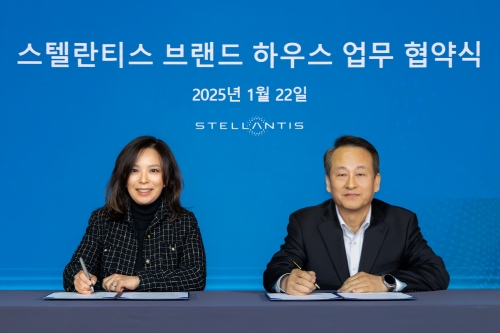 (왼쪽부터) 방실 스텔란티스코리아 대표와 심현보 딜러 사장단 대표 겸 KCC모빌리티 대표