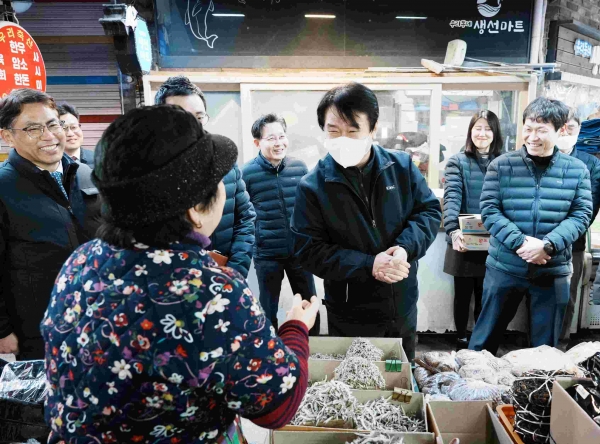 한국지역난방공사 정용기 사장과 임직원들이 민생경제 활성화를 위해 전통시장 장보기 행사 중이다.