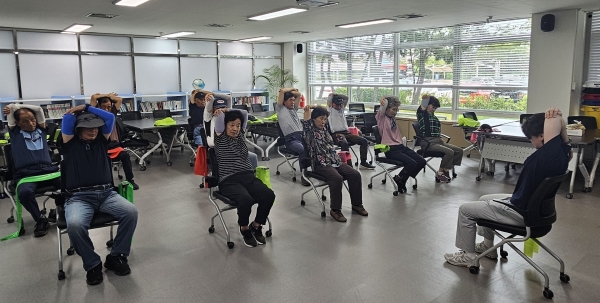 지난해 송도스포츠파크에서 중·장년층 무료 휘트니스 강습이 진행되고 있다.(사진제공=인천환경공단)