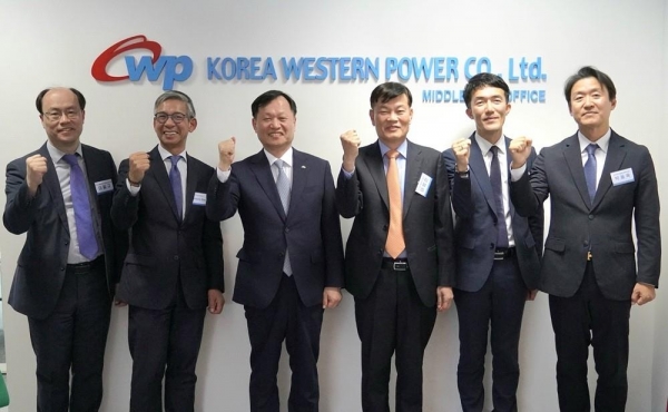 한국서부발전은 21일 아랍에미리트 두바이에서 중동사무소 개소식을 진행했다. 사진은 이정복 서부발전 사장(왼쪽 세 번째)과 이철규 한국수출입은행 두바이사무소장(왼쪽 첫 번째), 프랑수아 다오(Francois dao) 이디에프알 중동북아프리카 지역 총괄 부사장(왼쪽 두 번째), 이범찬 주 두바이 대한민국 총영사(오른쪽 세 번째), 류진선 산업통상자원부 전력산업정책과 사무관(오른쪽 두 번째), 박동욱 코트라 중동지역본부장(오른쪽 첫 번째) 등 참석차들이 기념촬영하는 모습
