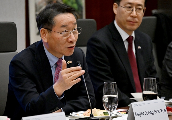 유정복 인천광역시장이 21일(현지시간) 미국 워싱턴DC 미국 전략국제문제연구소(CSIS)를 방문해 시드니 사일러 한국석좌 선임고문, 엘렌 김 한국석좌 선임연구원과 국제정세 및 양국 협력방안을 논의하고 있다.