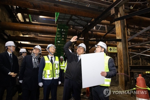박상우 국토교통부 장관이 21일 GTX노선 삼성역 구간 건설현장에서 공사추진 상황 및 안전관리 현황을 점검하고 있다.[연합]