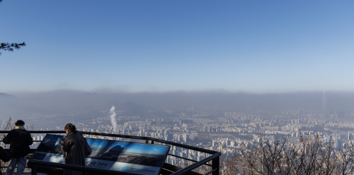 미세먼지가 한반도를 덮은 23일 경기도 광주시 남한산성 서문 전망대에서 바라본 서울 등 수도권 일대가 짙은 먼지에 갇혀 있는 모습. 사진=연합뉴스