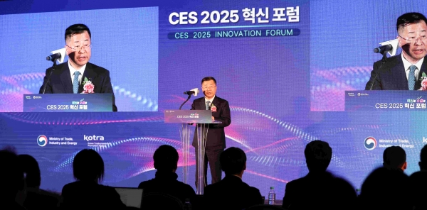 강경성 KOTRA 사장이 23일 코엑스에서 열린 CES 2025 혁신포럼에서 환영사를 하고 있다.