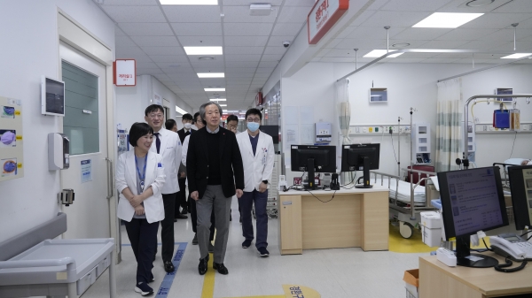 국민건강보험공단 정기석 이사장은 23일 국민건강보험 일산병원을 방문해 응급의료센터 비상대응 계획에 대해 보고받고 현장 관계자들을 격려하는 시간을 가졌다.