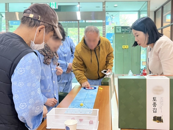 대전자생한방병원 환자가 지난 21일 미니컬링을 하고 있다.(사진제공=자생의료재단)