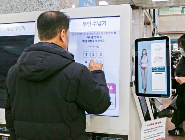 병원 내원객이 'AI 메타휴먼 안내 키오스크'를 사용하고 있는 모습(사진제공=한림대학교성심병원)