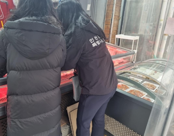 축산물 판매업소 단속 모습(사진제공=인천시)