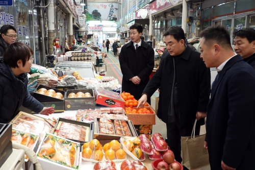▲ 설맞이 전통시장 가는날 행사를 위해 고한,사북시장을 방문한 최철규 강원랜드 대표이사직무대행 [사진= 강원랜드 제공]