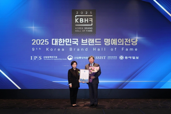 이남식 재능대학교 총장(오른쪽)이 23일 산업통상자원부 산하 산업정책연구원이 주관한 '2025 대한민국 브랜드 명예의 전당' 시상식에서 기념 촬영을 하고 있다. (사진제공=재능대학교)