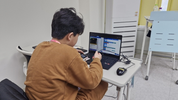 인공지능 카메라를 활용해 프로젝트를 진행하고 있다.(사진제공=인천대학교)