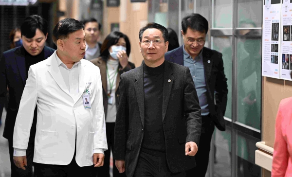 유정복 인천광역시장이 26일 2025 을사년 설 명절맞아 방문한 인천의료원에서 응급의료 대책을 점검하고 있다.