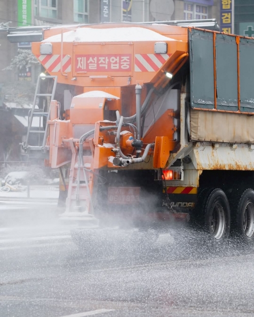 성남시(시장 신상진)는 27일 새벽 강설 예보에 따라 도로 결빙 등으로 인한 시민들의 피해를 예방하고 안전한 명절 연휴를 보낼 수 있도록 밤샘 제설작업을 실시했다.