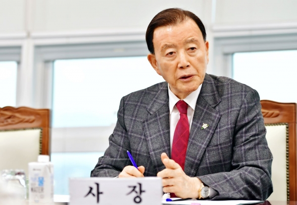 홍문표 한국농수산식품유통공사(aT) 사장 설 명절 긴급대책 추진사항 점검회의 개최 모습.