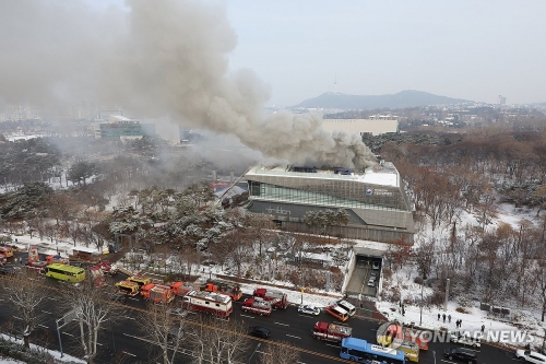 1일 오전 서울 용산구 국립한글박물관에서 불이 나 소방관들이 진화 작업을 펼치고 있다.