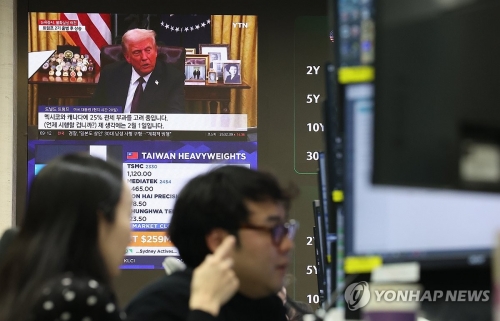 트럼프 대통령이 모든 국가에 대한 보편 관세를 공약하는가 하면 반도체, 철강 등에 대한 부문별 관세도 예고하면서 한국의 수출 전선에도 비상이 걸릴 것으로 보인다.